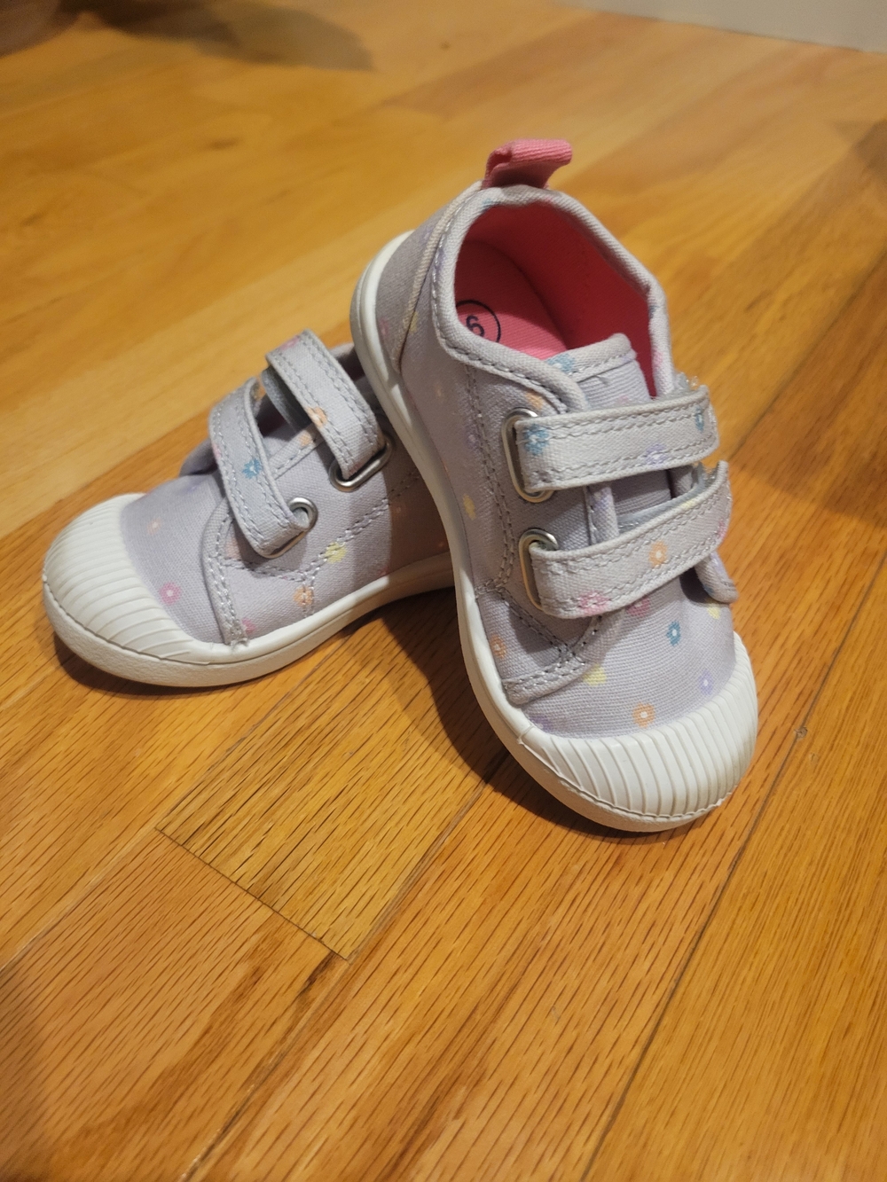 Cat & Jack Gray Flower Print Bump Toe Sneaker | 6